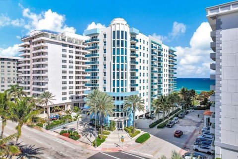 Condo in Surfside, Florida, 1 bedroom  № 1862292 - photo 1