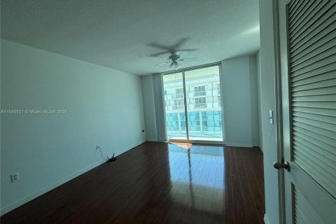 Condo in Surfside, Florida, 1 bedroom  № 1862292 - photo 5