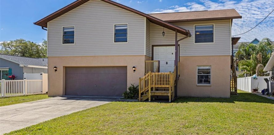 House in Palm Harbor, Florida 3 bedrooms, 153.85 sq.m. № 2107219