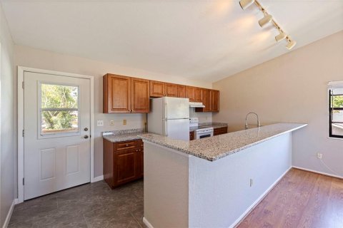 House in Palm Harbor, Florida 3 bedrooms, 153.85 sq.m. № 2107219 - photo 7