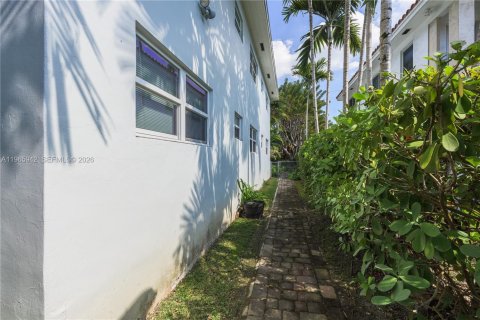 Apartamento en alquiler en Coral Gables, Florida, 3 dormitorios, 322.19 m2 № 2027531 - foto 5