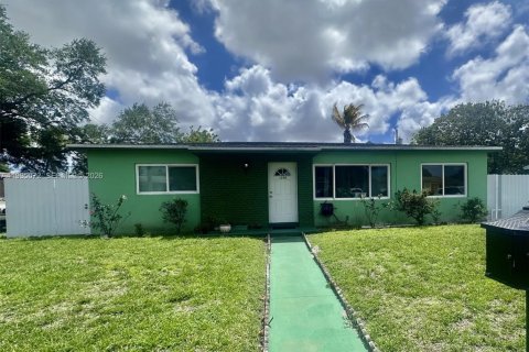 House in Miami Gardens, Florida 3 bedrooms, 112.88 sq.m. № 2062581 - photo 1