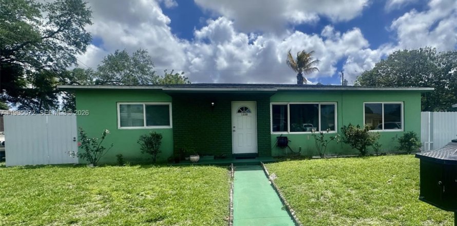 House in Miami Gardens, Florida 3 bedrooms, 112.88 sq.m. № 2062581