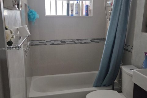 House in Miami, Florida 3 bedrooms, 75.81 sq.m. № 1828280 - photo 12