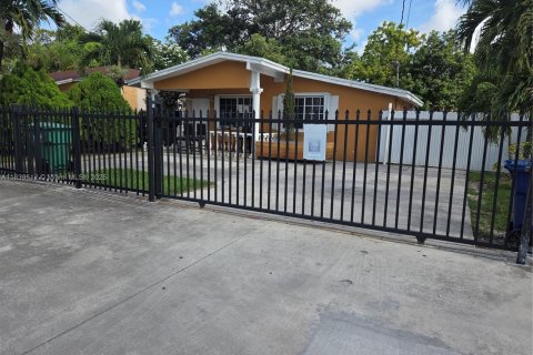 House in Miami, Florida 3 bedrooms, 75.81 sq.m. № 1828280 - photo 2