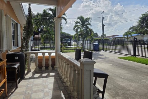House in Miami, Florida 3 bedrooms, 75.81 sq.m. № 1828280 - photo 24