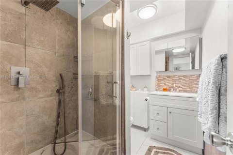 Condo in Pompano Beach, Florida, 2 bedrooms  № 2053896 - photo 22