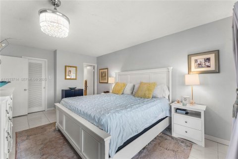 Condo in Pompano Beach, Florida, 2 bedrooms  № 2053896 - photo 21