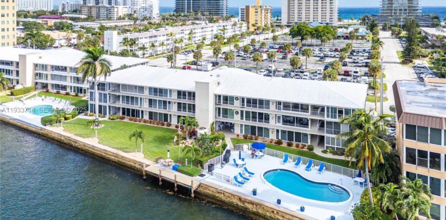 Condo in Pompano Beach, Florida, 2 bedrooms  № 2053896