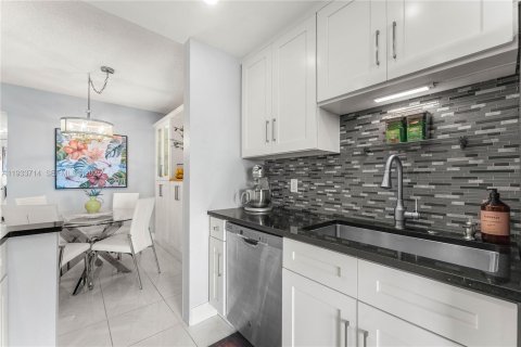 Condo in Pompano Beach, Florida, 2 bedrooms  № 2053896 - photo 10