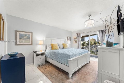 Condo in Pompano Beach, Florida, 2 bedrooms  № 2053896 - photo 20