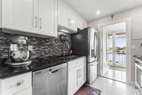 Condo in Pompano Beach, Florida, 2 bedrooms  № 2053896 - photo 8