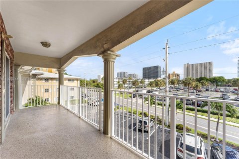 Condo in Pompano Beach, Florida, 2 bedrooms  № 2053896 - photo 24