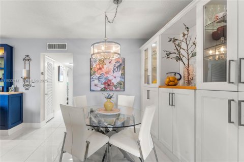 Condo in Pompano Beach, Florida, 2 bedrooms  № 2053896 - photo 13