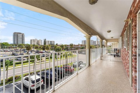 Condo in Pompano Beach, Florida, 2 bedrooms  № 2053896 - photo 26