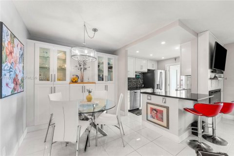 Condo in Pompano Beach, Florida, 2 bedrooms  № 2053896 - photo 12