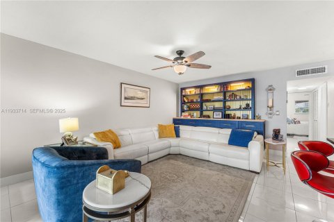 Condo in Pompano Beach, Florida, 2 bedrooms  № 2053896 - photo 16