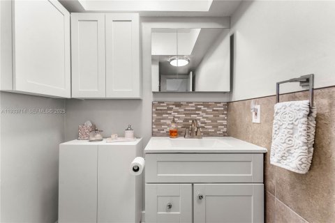 Condo in Pompano Beach, Florida, 2 bedrooms  № 2053896 - photo 23