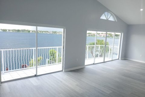 Casa en venta en Miami, Florida, 4 dormitorios, 224.08 m2 № 1972152 - foto 16