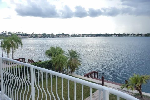 Casa en venta en Miami, Florida, 4 dormitorios, 224.08 m2 № 1972152 - foto 24