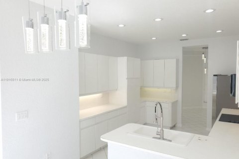 Casa en venta en Miami, Florida, 4 dormitorios, 224.08 m2 № 1972152 - foto 6