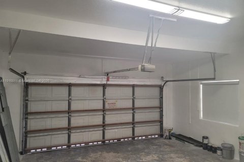 Casa en venta en Miami, Florida, 4 dormitorios, 224.08 m2 № 1972152 - foto 30