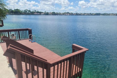 Casa en venta en Miami, Florida, 4 dormitorios, 224.08 m2 № 1972152 - foto 28