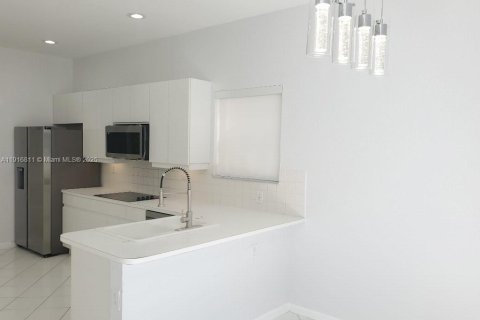 Casa en venta en Miami, Florida, 4 dormitorios, 224.08 m2 № 1972152 - foto 5