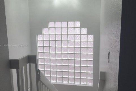 Casa en venta en Miami, Florida, 4 dormitorios, 224.08 m2 № 1972152 - foto 12