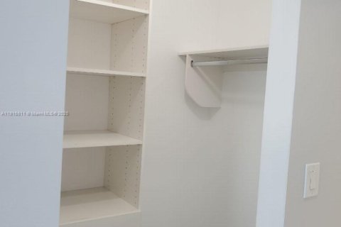 Casa en venta en Miami, Florida, 4 dormitorios, 224.08 m2 № 1972152 - foto 19