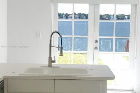 Casa en venta en Miami, Florida, 4 dormitorios, 224.08 m2 № 1972152 - foto 4