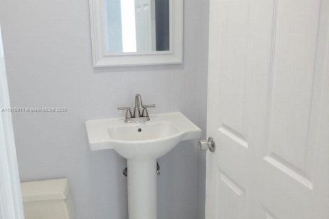 Casa en venta en Miami, Florida, 4 dormitorios, 224.08 m2 № 1972152 - foto 9