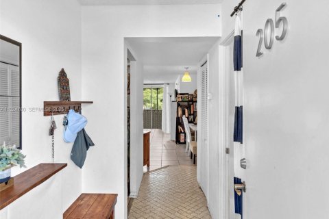 Condo in Miami, Florida, 1 bedroom  № 2038974 - photo 4