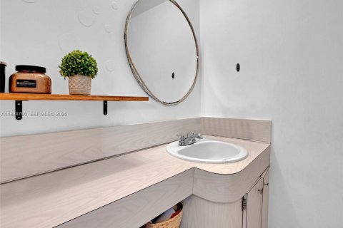 Condo in Miami, Florida, 1 bedroom  № 2038974 - photo 28