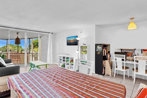 Condo in Miami, Florida, 1 bedroom  № 2038974 - photo 13