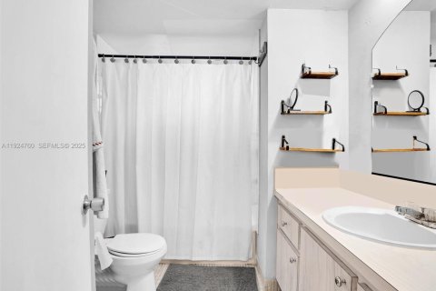 Condo in Miami, Florida, 1 bedroom  № 2038974 - photo 30