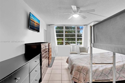 Condo in Miami, Florida, 1 bedroom  № 2038974 - photo 24