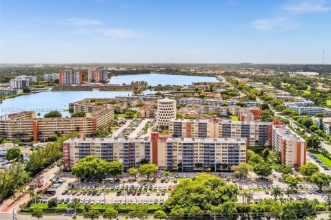 Condo in Miami, Florida, 1 bedroom  № 2038974 - photo 2