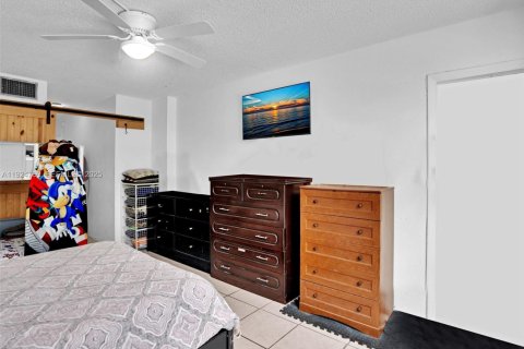 Condo in Miami, Florida, 1 bedroom  № 2038974 - photo 26