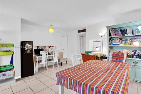 Condo in Miami, Florida, 1 bedroom  № 2038974 - photo 14
