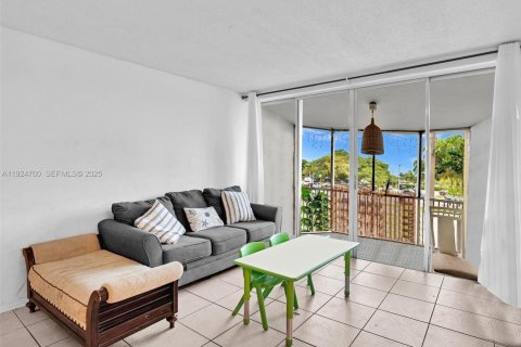 Condo in Miami, Florida, 1 bedroom  № 2038974 - photo 16