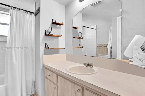 Condo in Miami, Florida, 1 bedroom  № 2038974 - photo 3