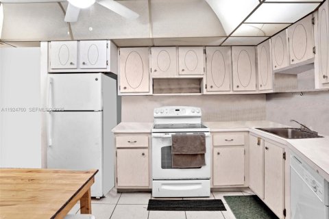 Condo in Miami, Florida, 1 bedroom  № 2038974 - photo 6