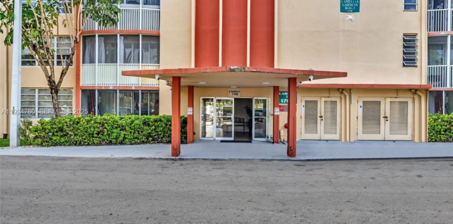 Condo in Miami, Florida, 1 bedroom  № 2038974