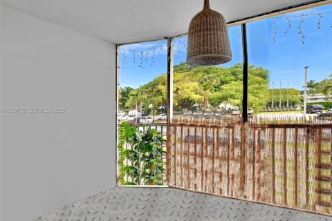 Condo in Miami, Florida, 1 bedroom  № 2038974 - photo 21