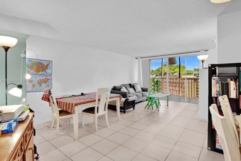 Condo in Miami, Florida, 1 bedroom  № 2038974 - photo 11