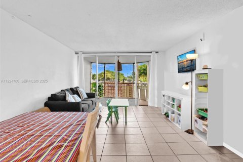 Condo in Miami, Florida, 1 bedroom  № 2038974 - photo 12