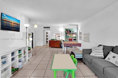 Condo in Miami, Florida, 1 bedroom  № 2038974 - photo 23