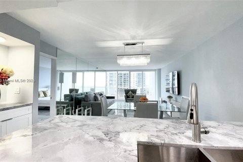 Condo in Miami, Florida, 1 bedroom  № 2019280 - photo 5