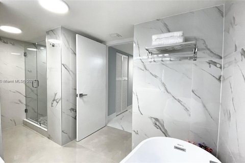 Condo in Miami, Florida, 1 bedroom  № 2019280 - photo 12